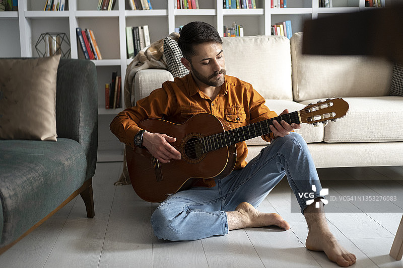 磨练他的音乐才华图片素材