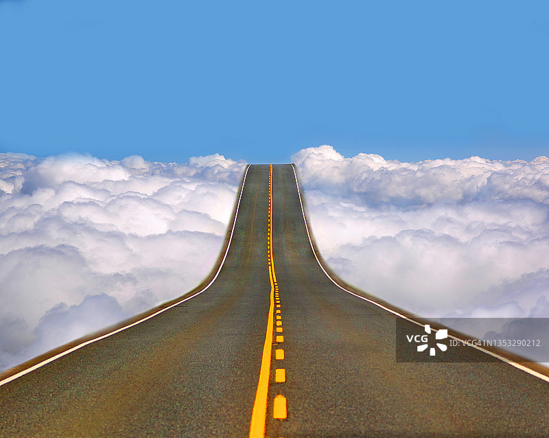 穿过云层的空旷高速公路合成图像图片素材