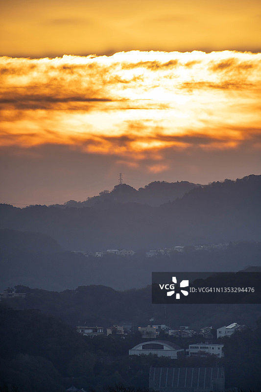 日本神奈川县山上升起的太阳图片素材