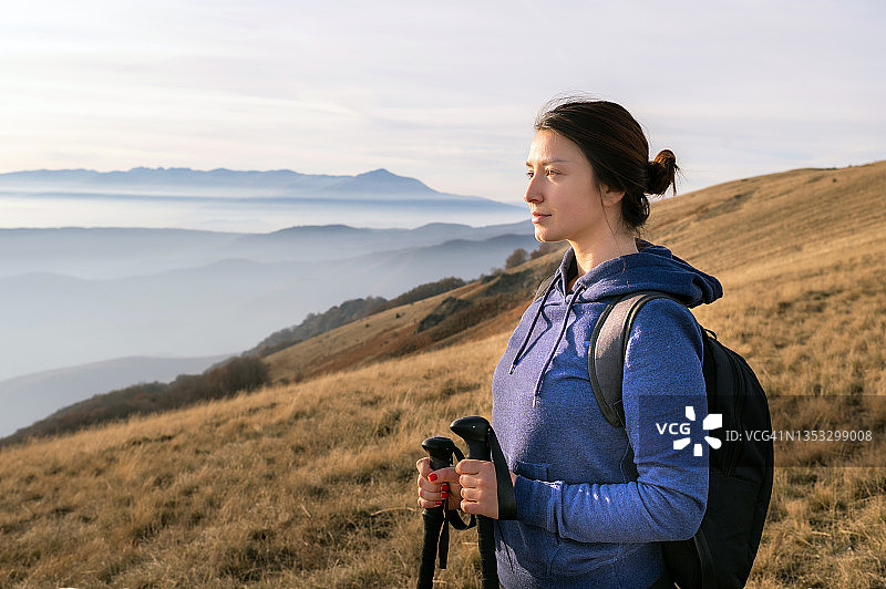 女人成功登顶图片素材