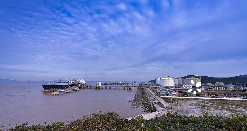 中国浙江舟山，停靠在码头的液化天然气（LNG）油轮鸟瞰图图片素材