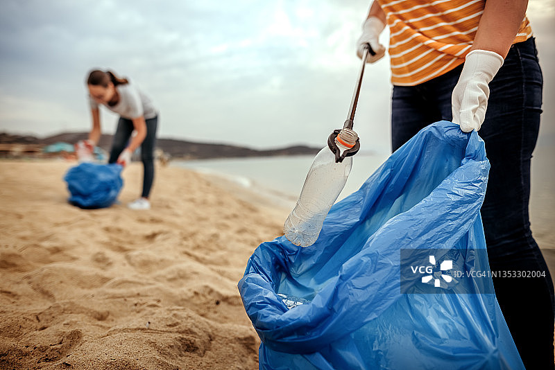 女人清洁海滩图片素材