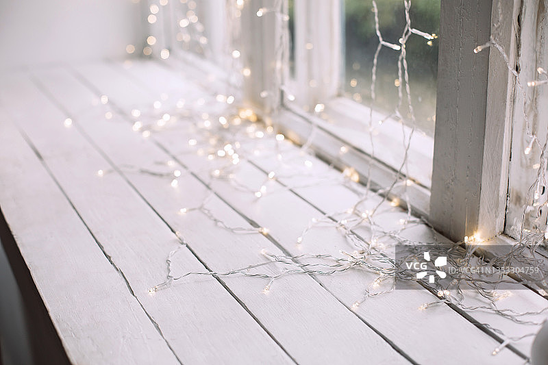白色木质窗台，圣诞灯饰，新年庆祝概念特写图片素材