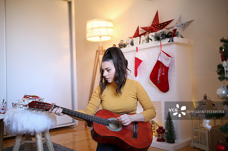 圣诞节假期，女人弹吉他图片素材