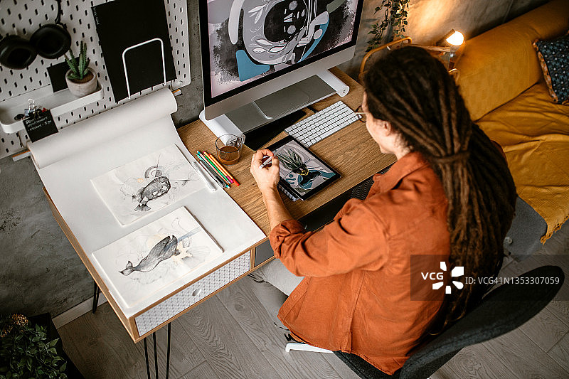 使用绘图板进行草图绘制的平面设计师图片素材