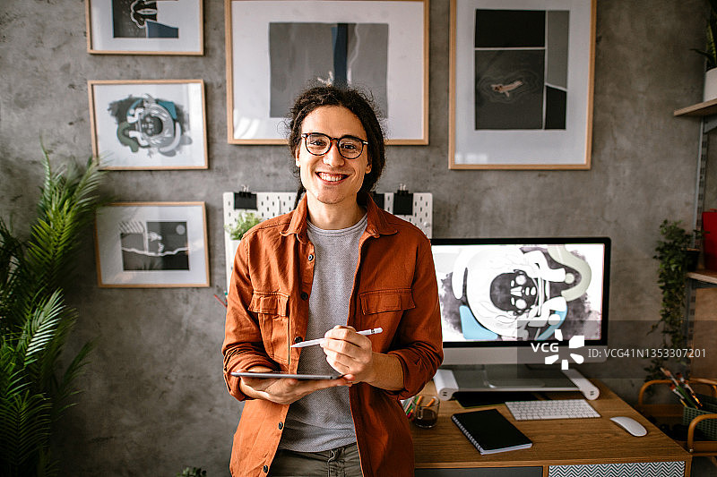 艺术家使用绘图触摸板做草图图片素材