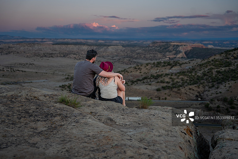 年轻夫妇在科罗拉多州和犹他州露营之旅中欣赏浪漫的日落图片素材