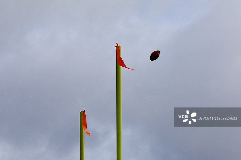 足球射入球门柱之间图片素材