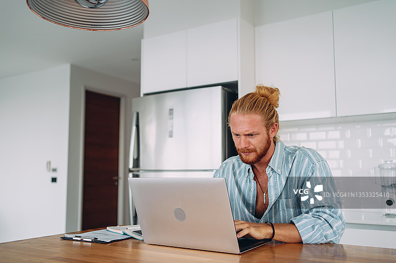 在家工作的焦虑男人图片素材
