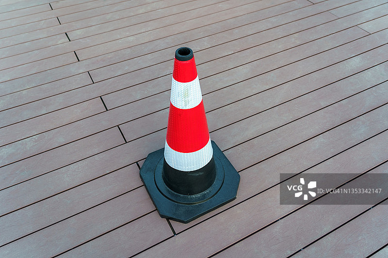 红色圆锥路障，禁止停车图片素材