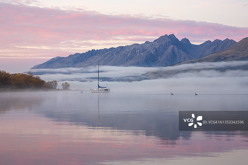 新西兰南岛瓦卡蒂普湖的玫瑰色天空清晨图片素材