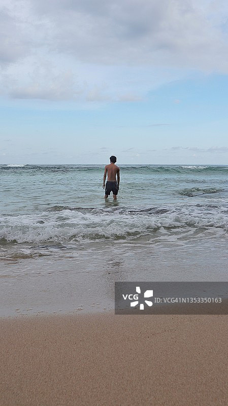 荒野中的孤独男人图片素材