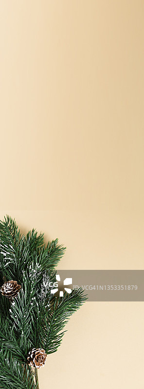米色背景上的锥形雪花圣诞树图片素材