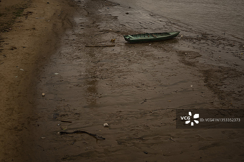 泥泞中的渔船图片素材