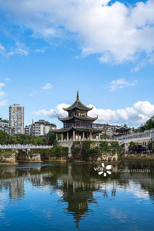 白天的甲秀楼图片素材