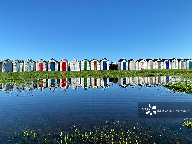 海滩小屋倒影图片素材