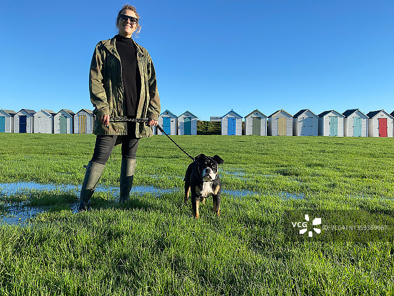 宠物主人和狗图片素材