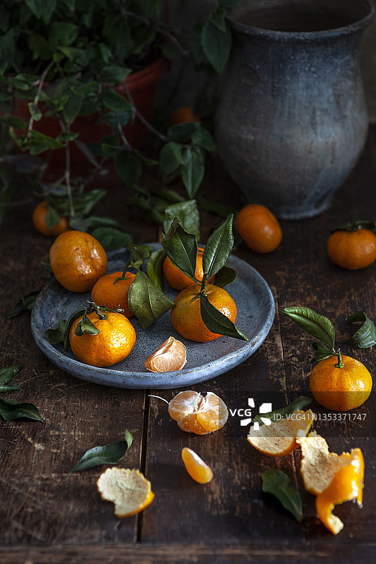 乡村木桌上的柑橘图片素材