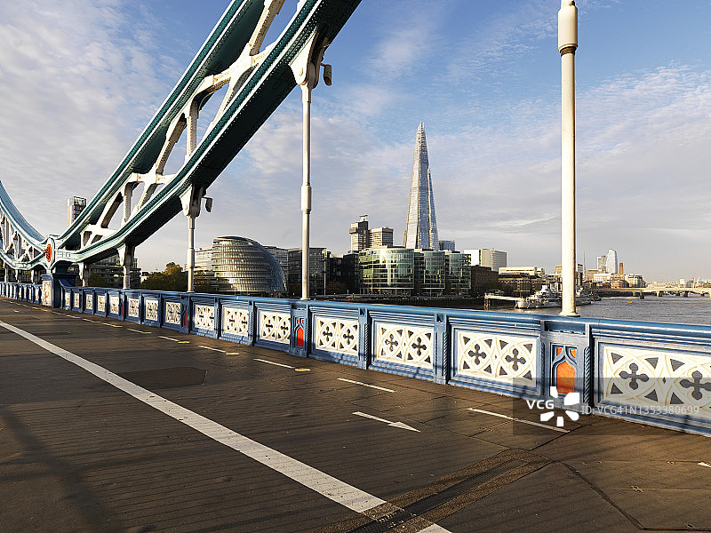 伦敦南华克日出时的塔桥和城市天际线图片素材