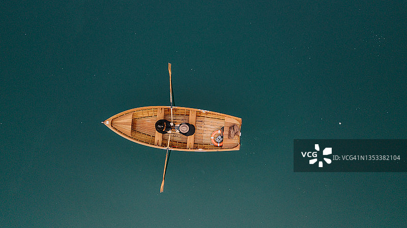 情侣在湖上划船的无人机视角图片素材