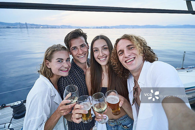 一群朋友对着镜头微笑，背景是美丽的风景图片素材