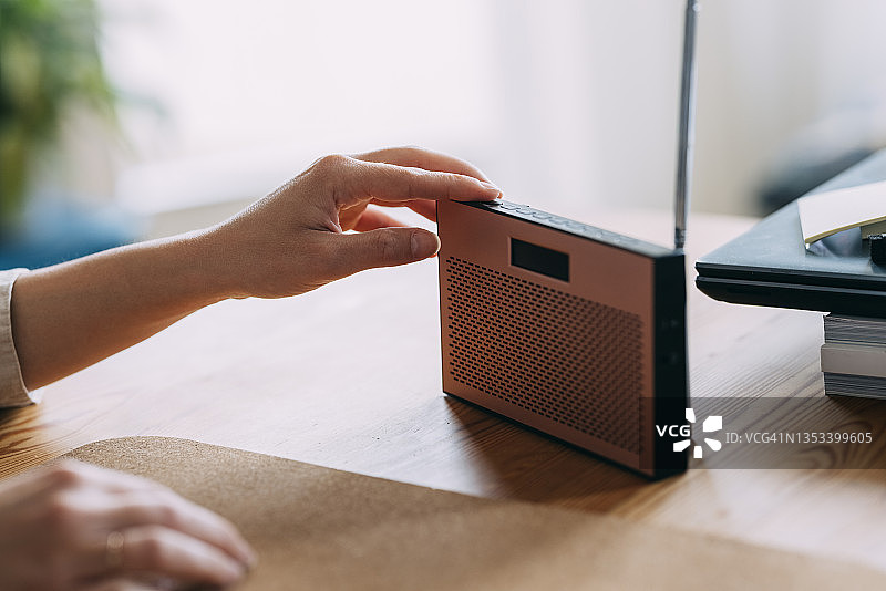 女人调节收音机音量特写图片素材