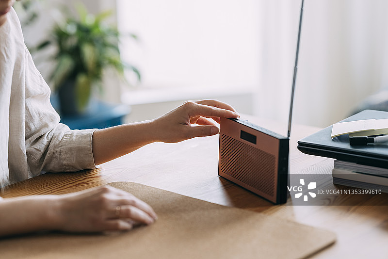 女人调节收音机音量特写图片素材