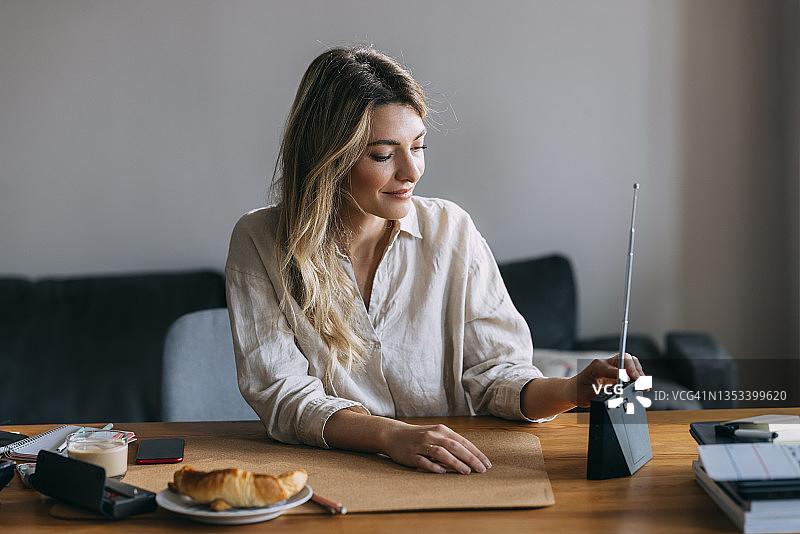 上班前听广播的漂亮女商人图片素材