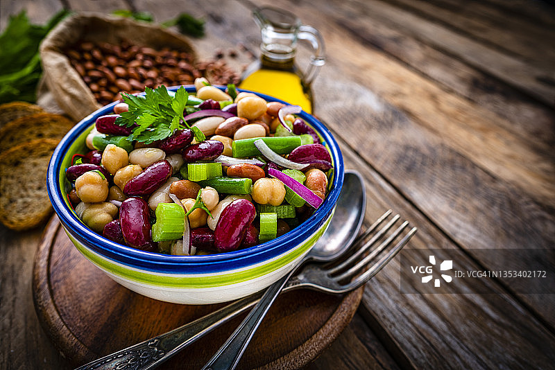 乡村餐桌上的彩色豆沙拉，留白区域图片素材