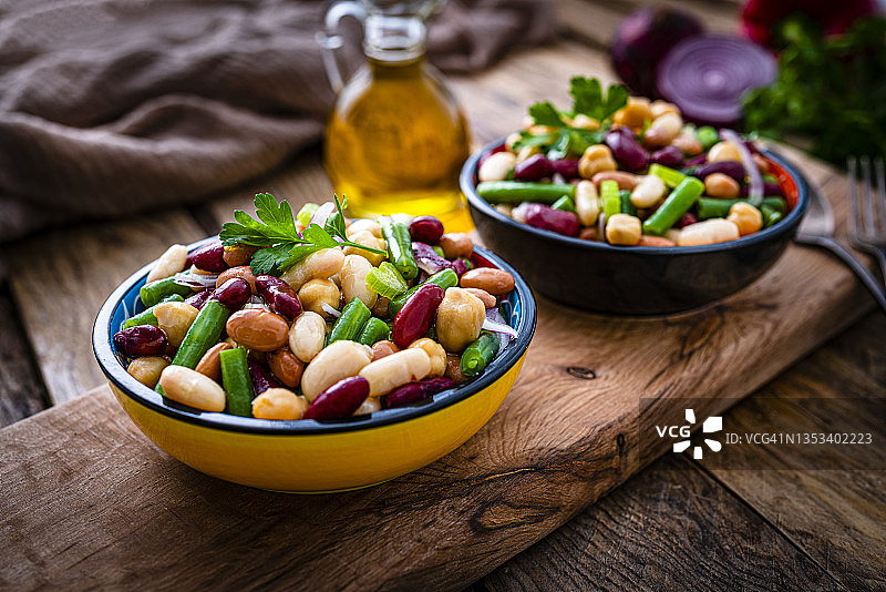 健康食品：乡村餐桌上的豆类沙拉碗图片素材
