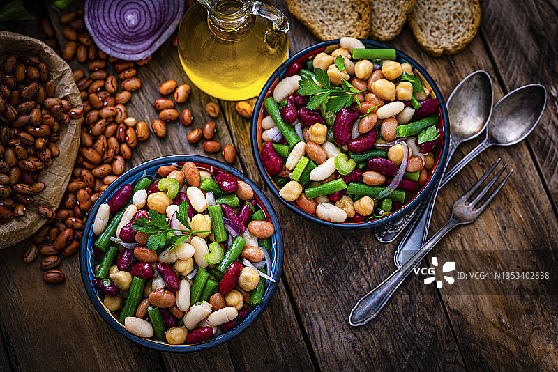 配有食材的双豆沙拉碗俯视图图片素材
