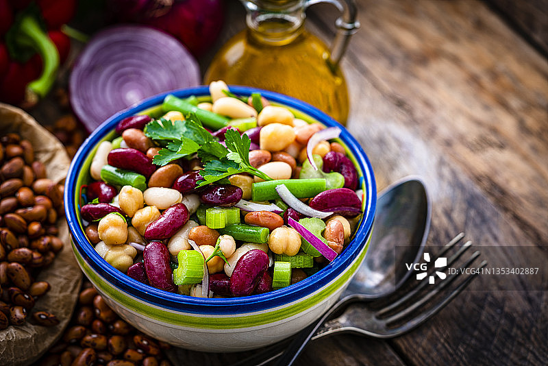 乡村餐桌上的食材与豆类沙拉碗图片素材