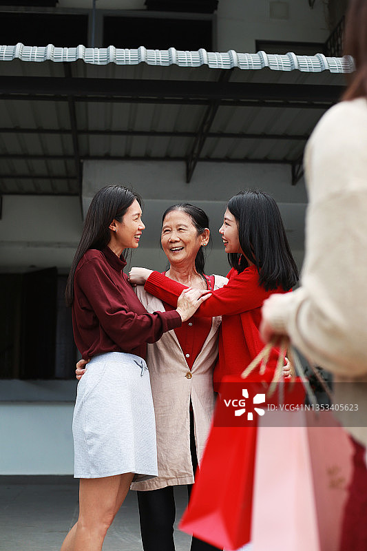 春节家人门口团聚图片素材