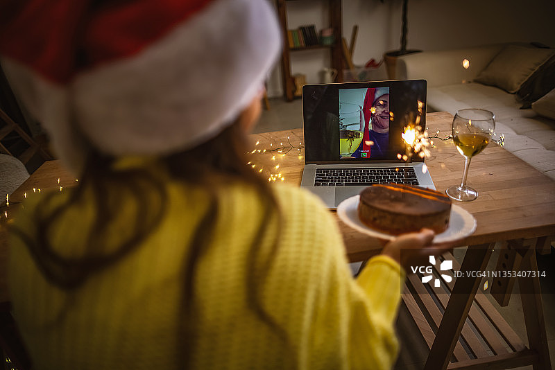 和朋友们一起参加在线圣诞派对图片素材