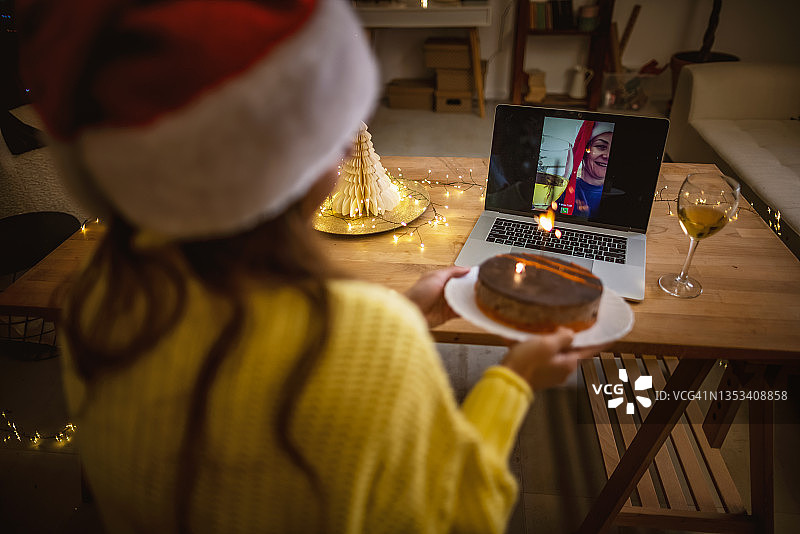 和朋友们一起参加在线圣诞派对图片素材