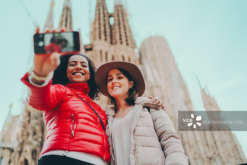 在巴塞罗那自拍的女孩们图片素材