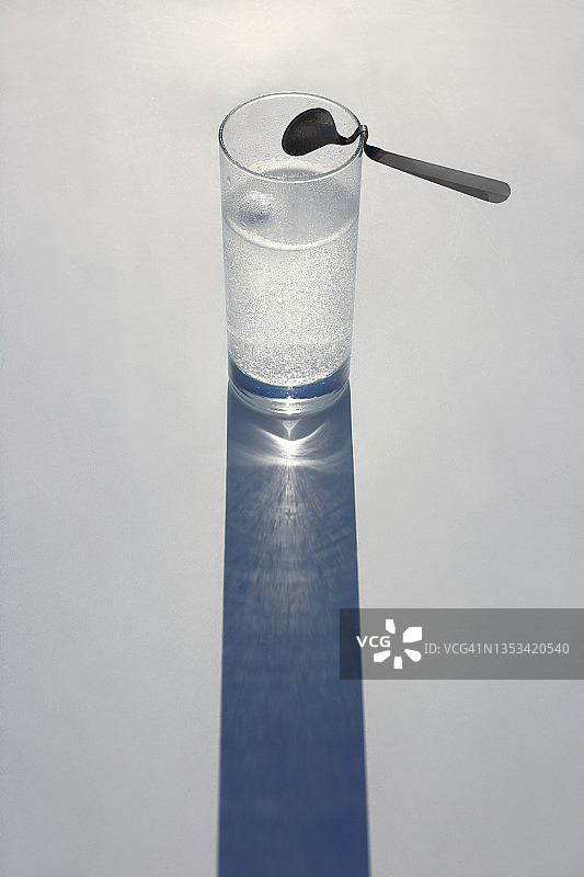 一杯水中的药丸图片素材