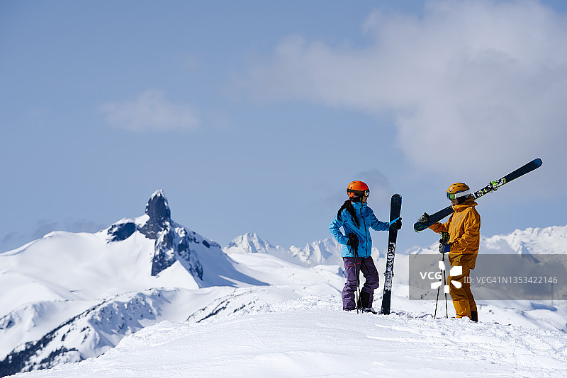 情侣滑雪度假图片素材