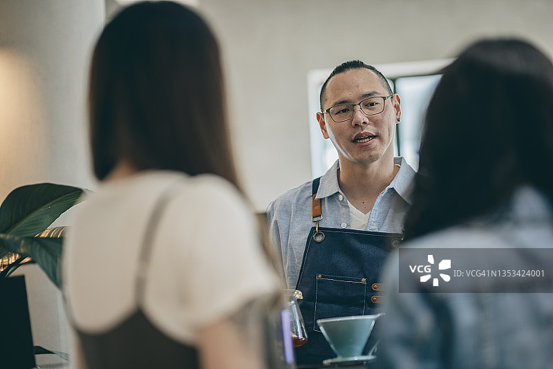 主人与客人愉快地交谈图片素材