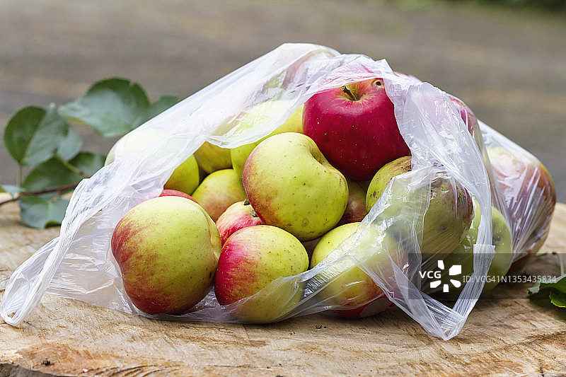 袋子里的天然苹果图片素材