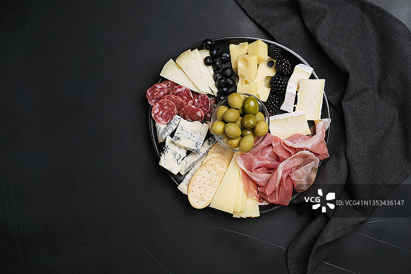 意式萨拉米香肠、火腿和奶酪橄榄肉类拼盘图片素材