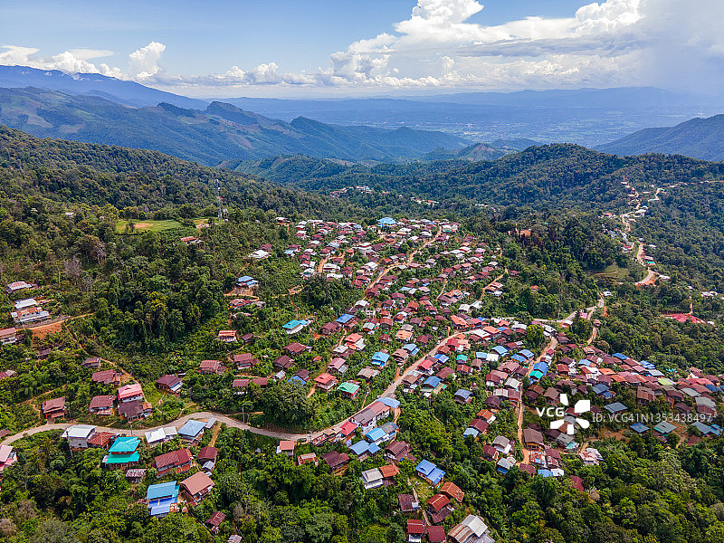 泰国楠府群山绿林间的空中公路美景图片素材