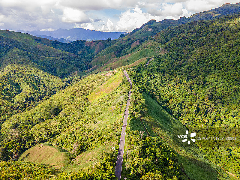 泰国楠府群山绿林间的空中公路美景图片素材