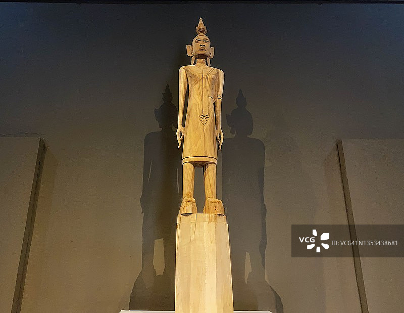 柚木制成的各种风格的佛像之美图片素材