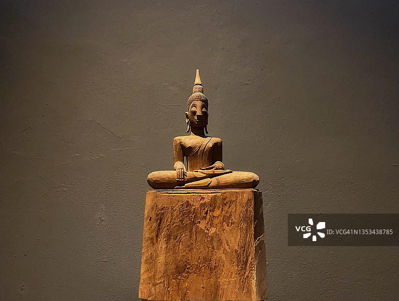 柚木制成的各种风格的佛像之美图片素材