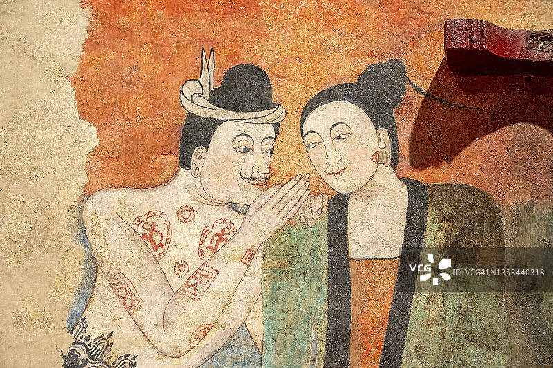 泰国楠府 Wat Phumin 寺的壁画：男人在女人耳边低语图片素材