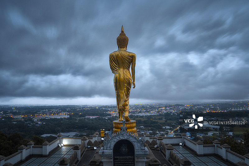 泰国南邦府帕塔考诺寺日出云雾景观图片素材