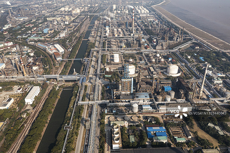 从空中鸟瞰炼油厂、油罐和化工厂，工厂、工业和能源概念。图片素材