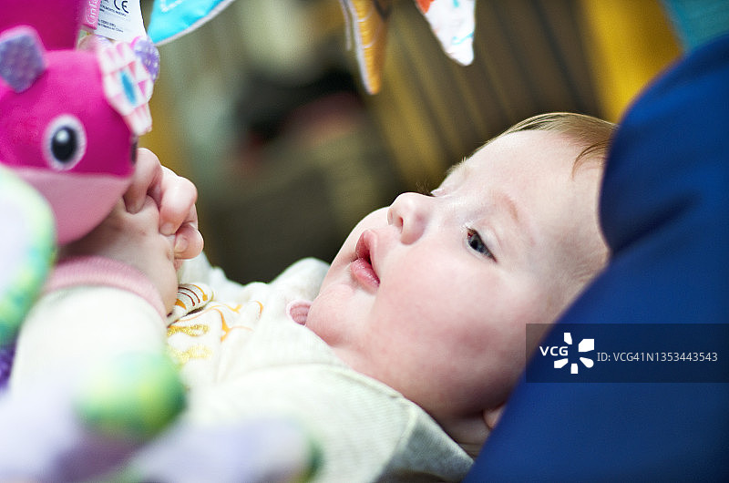 躺下的女婴图片素材