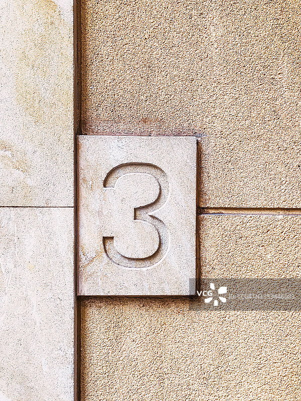 雕刻在石头上的数字3图片素材